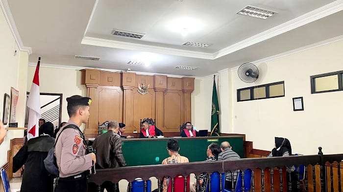 SIDANG PEMBUKTIAN: Majelis Hakim Pengadilan Negeri Bangkalan menyidangkan perkara tindak pidana pencurian dengan terdakwa oknum Bhayangkari, Kamis (19/6). (ZEINAL ABIDIN/JPRM)