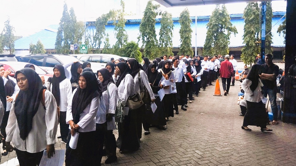 CALON ABDI NEGARA: Peserta PPPK periode dua melakukan cek identitas sebelum mengikuti tes kompetensi di Surabaya, Selasa (13/5).