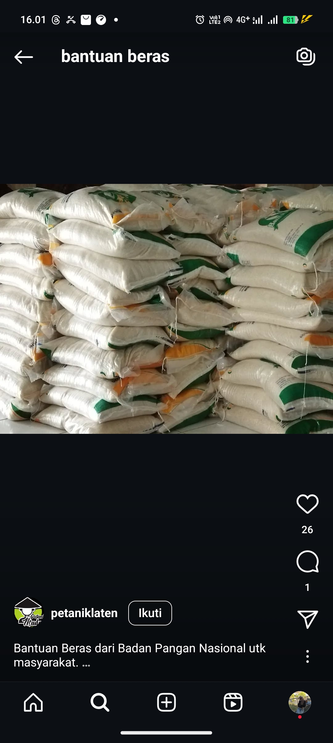 Tumpukan bantuan beras 10 kg yang akan segera cair