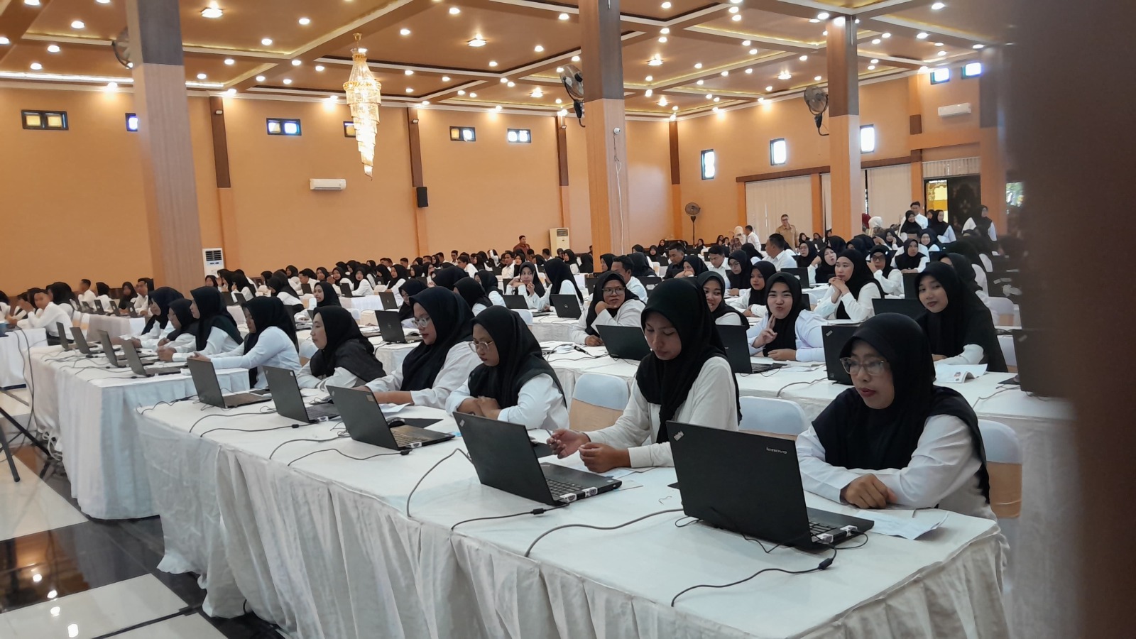 FOKUS: Peserta PPPK saat mengikuti tes PPPK tahap II Kamis (8/5).