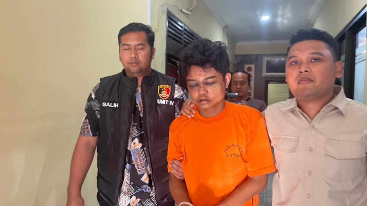 KESAKITAN: Tersangka Ismail saat diintrogasi di ruangan penyidik satreskrim Polres Bangkalan, Kamis (3/7).