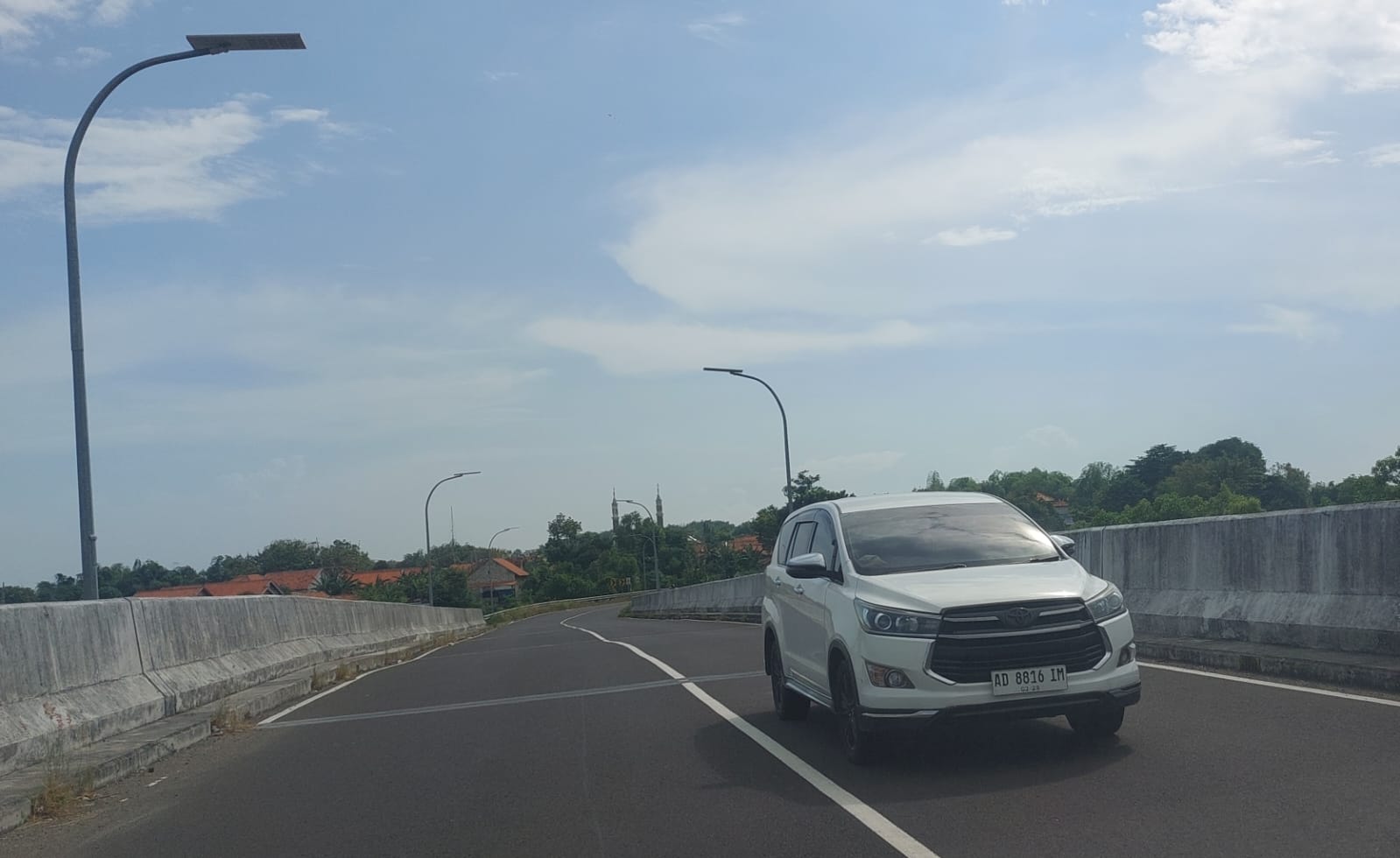 JALUR CEPAT: Pengendara melintasi jalan Halim Perdanakusuma, Sampang, Kamis (3/7).