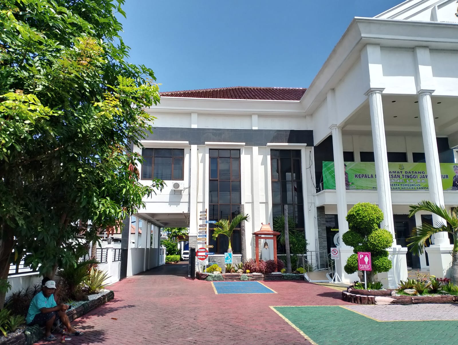 SANTAI: Warga berada di halaman kantor Kejari Sampang, Selasa (17/6).
