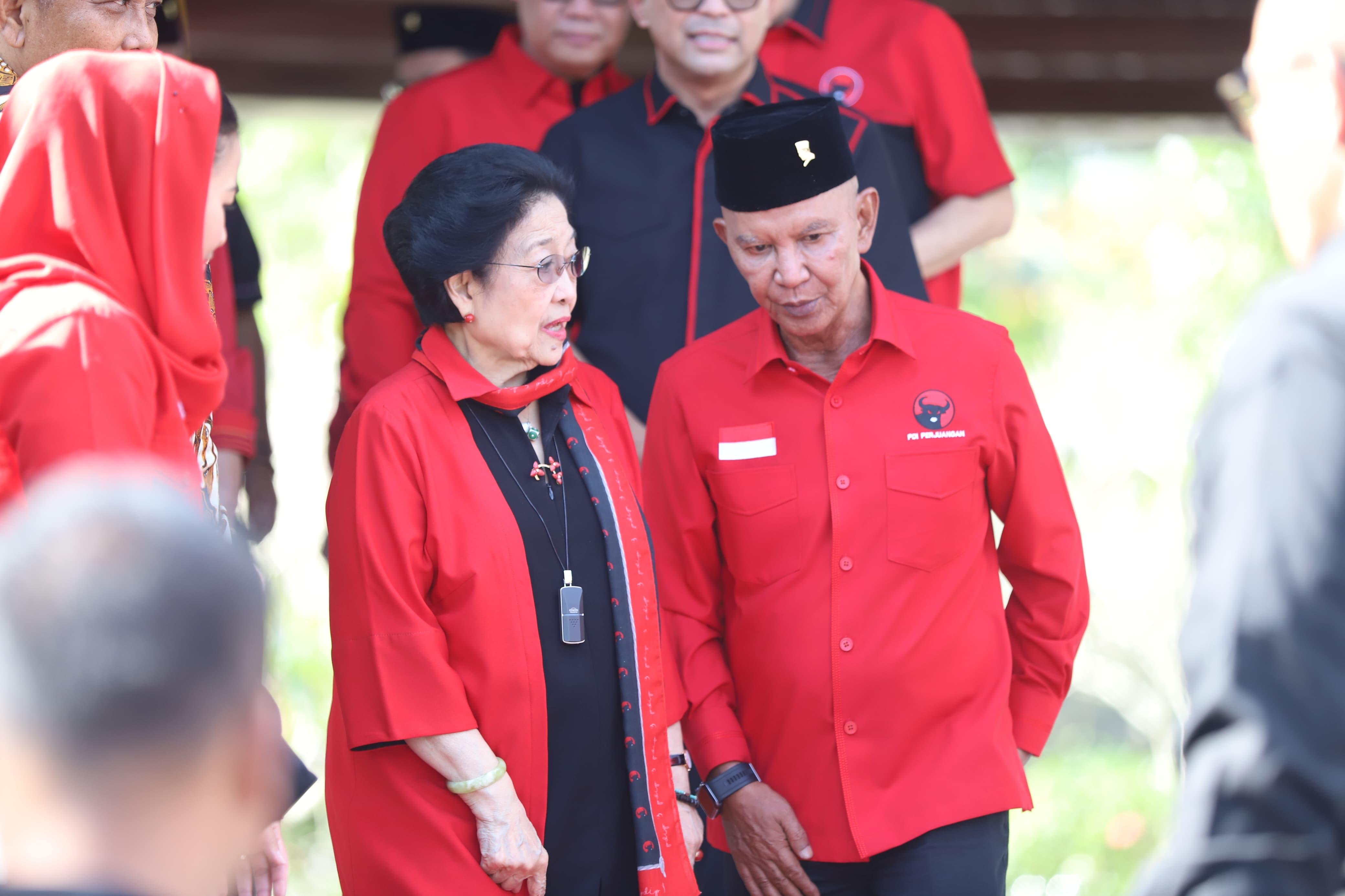 HORMAT: MH Said Abdullah mendampingi Ketua Umum PDI Perjuangan Megawati Soekarno Putri saat berziarah di pusara Bung Karno.