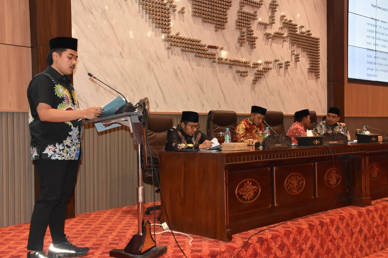 FOKUS: Anggota Banggar DPRD Sumenep Eka Bhagas Nur Ardiansyah menyampaikan laporan saat rapat paripurna di kantor dewan.