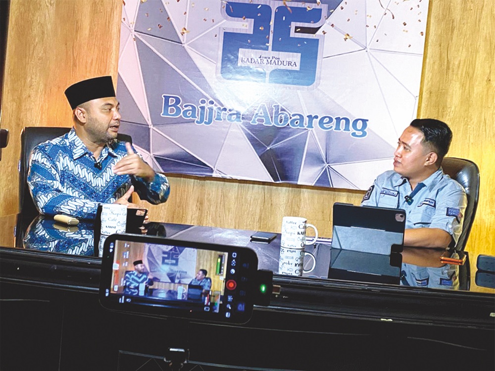WAKIL RAKYAT: Redaktur JPRM Jupri (kanan) berdialog dengan Ketua Komisi D DPRD Jatim Abdul Halim (kiri) di dalam program sapa legislatif.