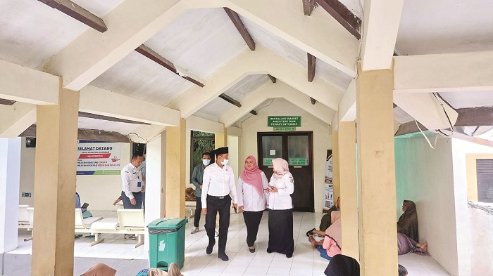 PUSAT KESEHATAN: Pegawai berjalan di lingkungan Rumah Sakit Umum Daerah dr Mohammad Zyn (RSMZ) Sampang Senin (5/3). (JUNAIDI PONDIYANTO/JPRM)