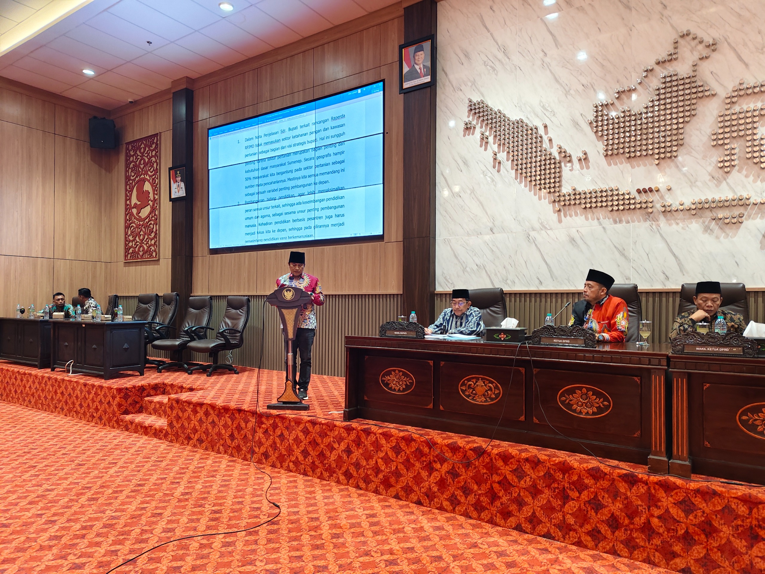 FOKUS: Anggota Fraksi PKB Akhmadi Yasid saat menyampaikan PU terhadap raperda RPJMD Sumenep 2025-2029 dalam rapat paripurna di kantor dewan, kemarin.
