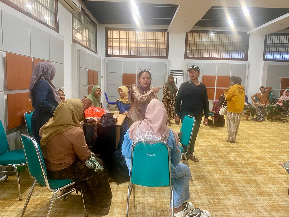 BERSITEGANG: Para korban penipuan Hozizah mendatangi kantor Pegadaian Syariah Pamekasan yang terletak di Jalan Diponegoro Rabu (2/7) sore.