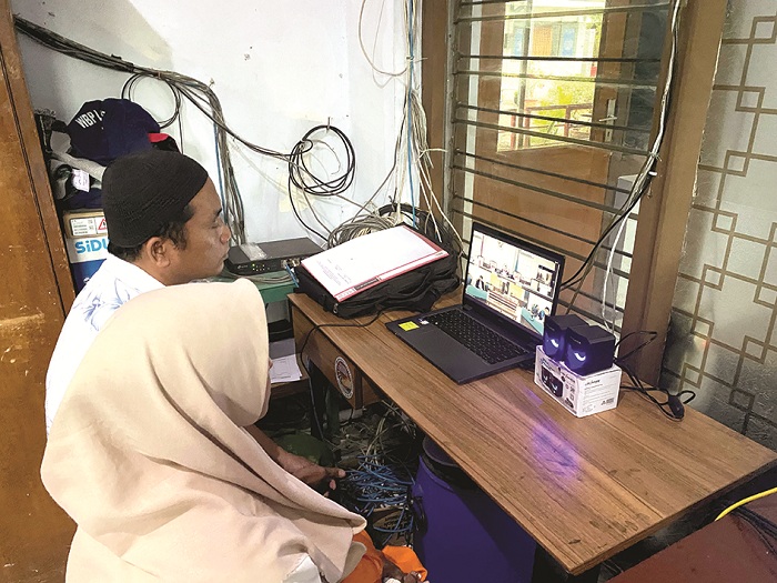 MENDENGARKAN: Dua terdakwa ketua pokmas mengikuti sidang putusan secara online di PN Surabaya, Kamis (3/7). (ISTIMEWA)