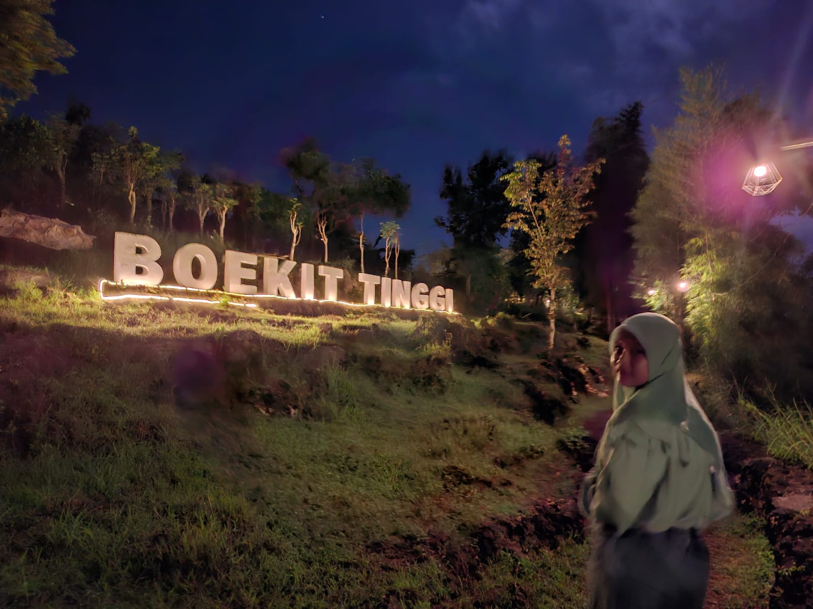 PANORAMA: Seorang pengunjung menikmati destinasi di Wisata Boekit Tinggi Sumenep.