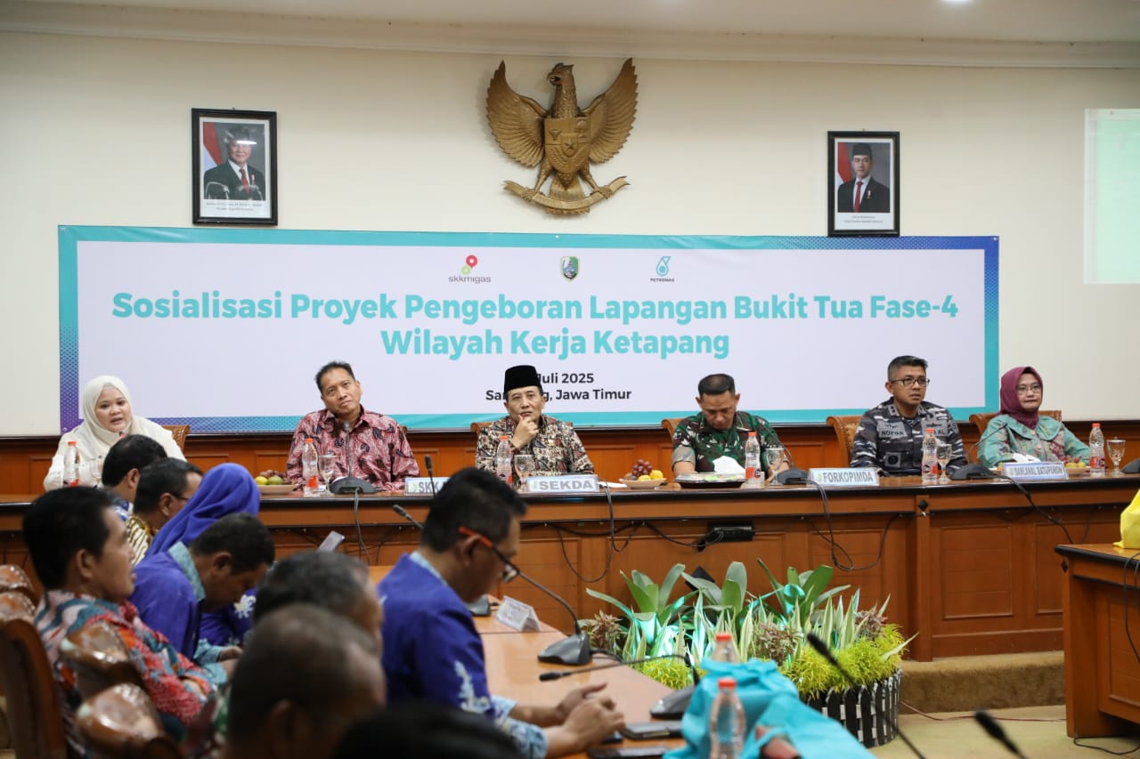 BERSINERGI: Sekkab Sampang Yuliadi Setiyawan dalam acara  sosialisasi proyek pengeboran Lapangan Bukit Tua Fase-4 di aula Pemkab Sampang Jumat (4/7)
