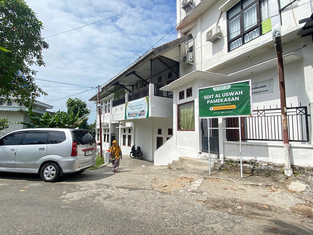 BERMASALAH: Warga melintas di depan Yayasan Al Uswah Pamekasan, Senin (30/6).