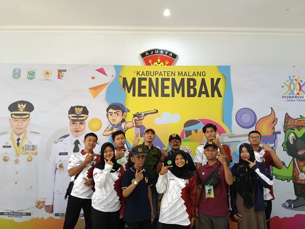 KOMPAK: Atlet, pelatih, dan ofisial Perbakin Pamekasan berfoto bersama sebelum pertandingan di Batalyon Armed 1/105 Singosari, Rabu (2/7).