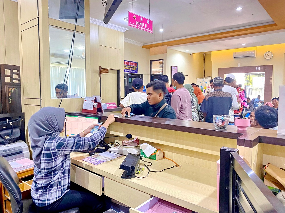 RAMAI: Petugas melayani pemohon di Samsat Pamekasan kemarin.