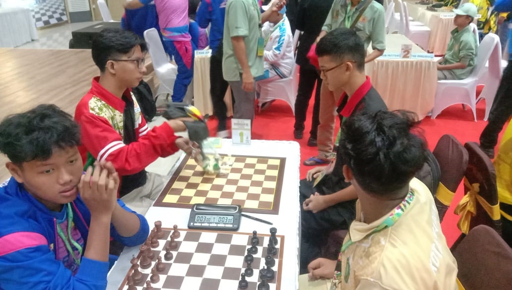 ATUR STRATEGI: Ahmad Labib Najibi (dua dari kiri) saat bertanding di Porprov IX Jawa Timur 2025, Selasa (1/7).