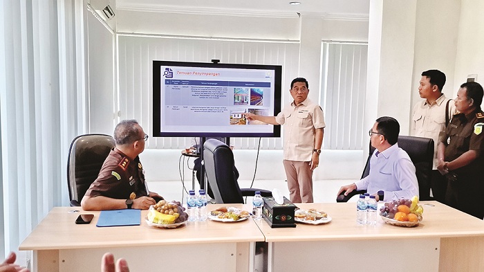 UNGKAP: Irjen Kemen PKP Heri Jerman menunjukkan hasil temuan penyimpangan BSPS di hadapan Kajari Sumenep Sigit Waseso di kantor kejaksaan Senin (28/4). (MOH. IQBAL/JPRM)