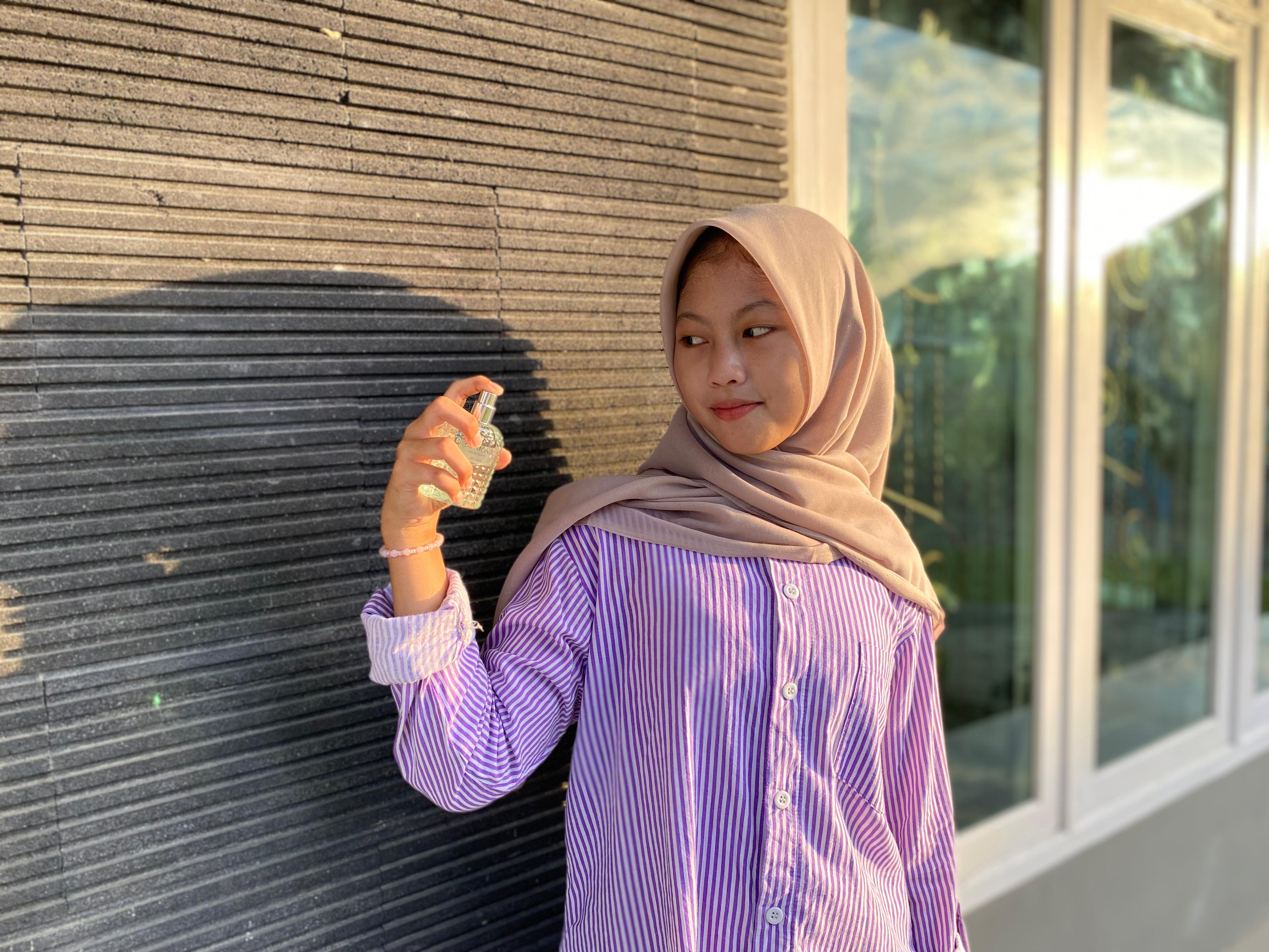 RAPI: Nadia Dwi Octaviana terlihat cantik dengan pakaian yang sudah disetrika di Desa Montok, Kecamatan Larangan, Pamekasan, Sabtu (28/6).