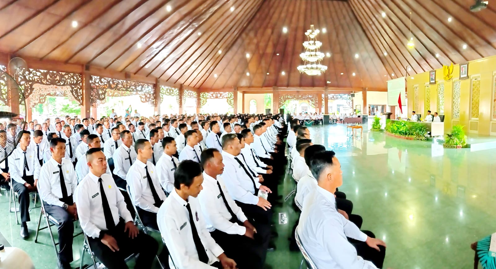 DIAMBIL SUMPAH: Ratusan ASN dan PPPK mengikuti pelantikan di Pendopo Agung Ronggosukowati, Pamekasan.