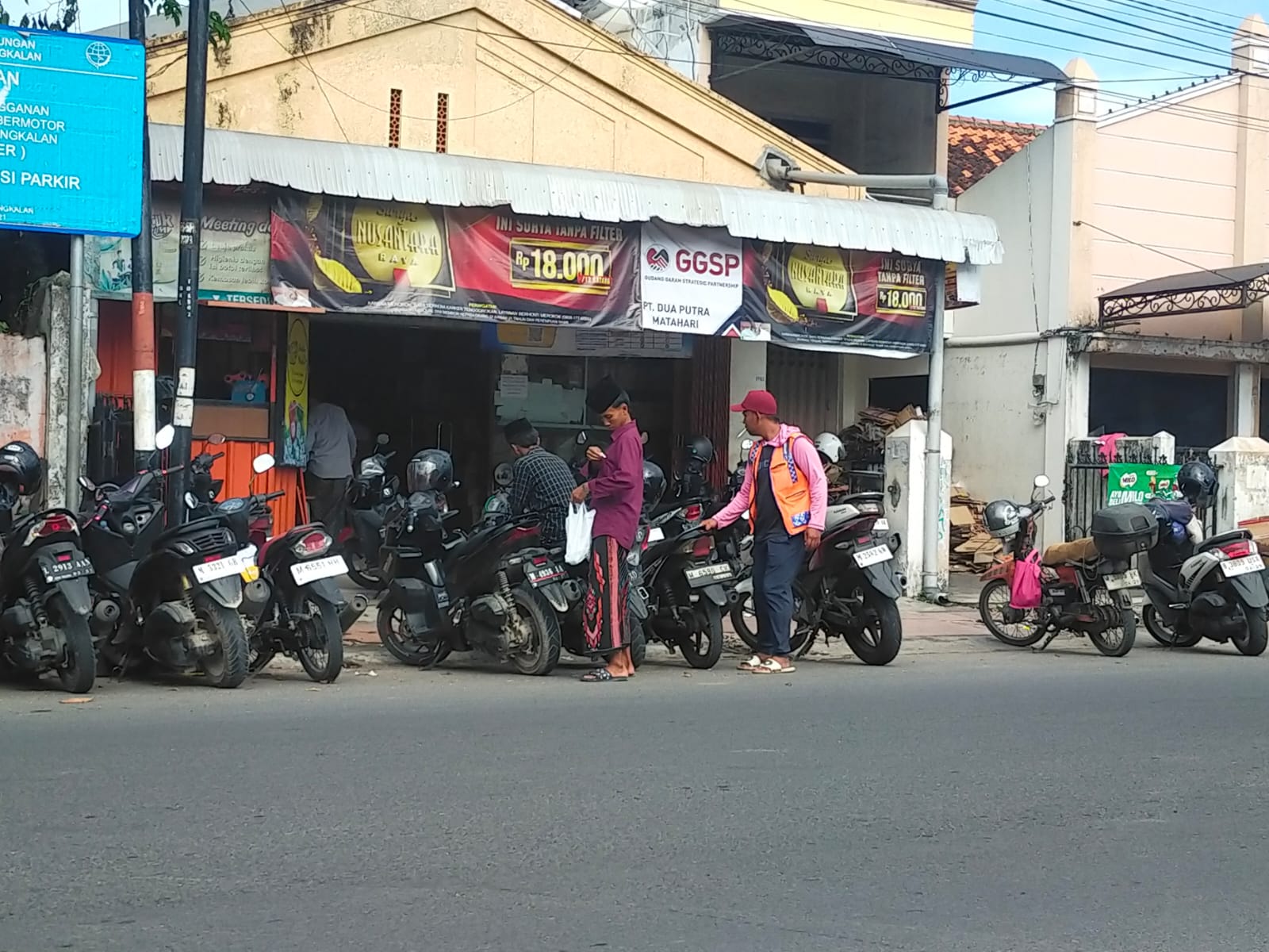 BAKAL DIAWASI: Jukir sedang mengawal pengendara di jalan KH. Moh. Kholil bangkalan, Kamis (12/6).