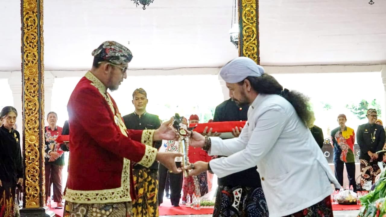 KEGIATAN TAHUNAN: Bupati Sumenep Achmad Fauzi Wongsojudo menerima pusaka keraton dari seorang empu di Pendopo Keraton Sumenep, Kamis (3/7).