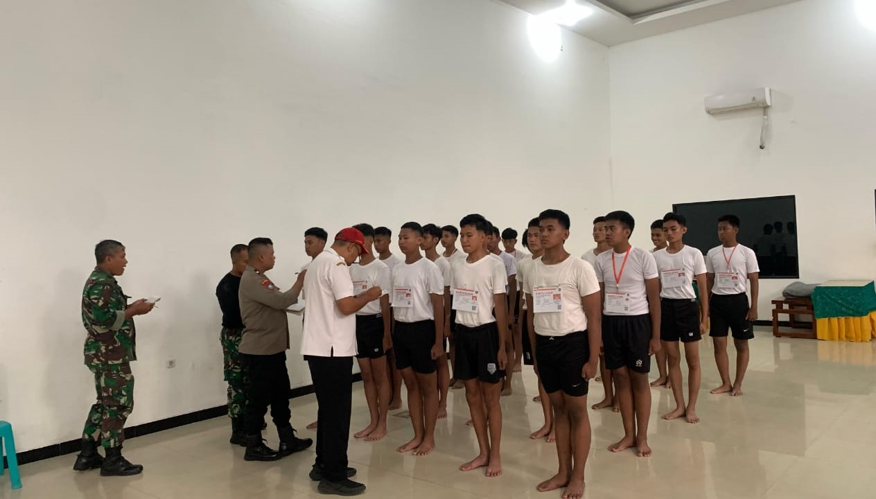 DISARING: Sejumlah calon peserta&nbsp;paskibraka&nbsp;Sumenep sedang menjalani seleksi di kecamatan Kota Sumenep, Senin (24/2).