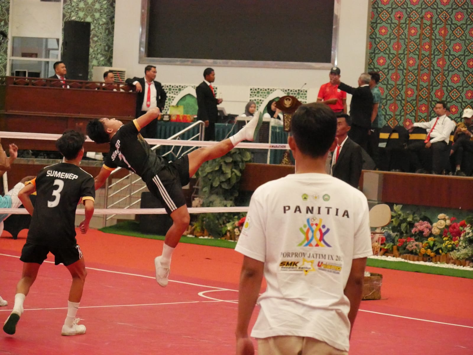 KERJA KERAS: Atlet sepak takraw Sumenep bertanding di Porprov IX Jatim 2025.
