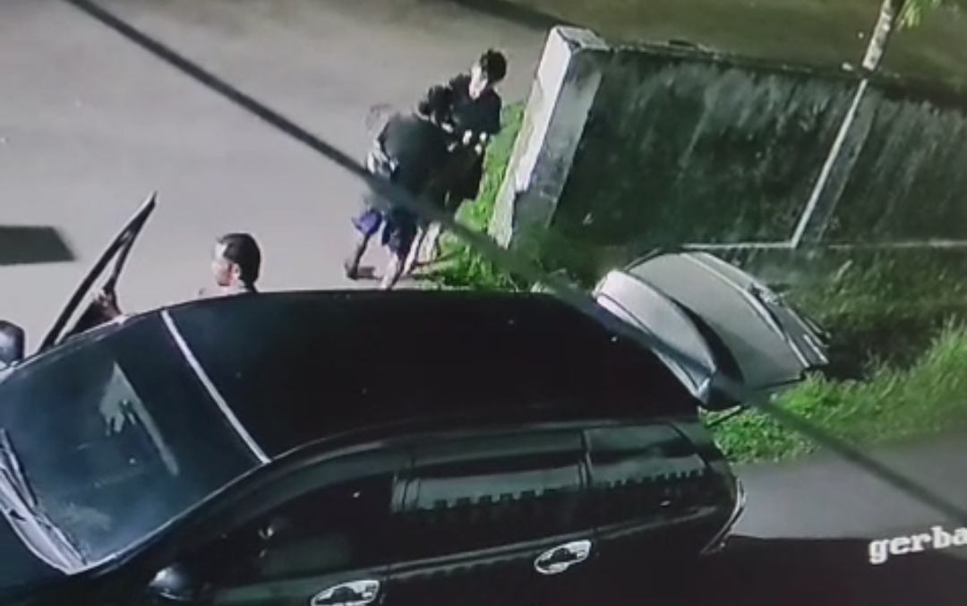 TEREKAM CCTV: Pelaku membawa mesin handtraktor ke dalam mobil di Desa Glagga, Kecamatan Arosbaya Kamis (3/7).