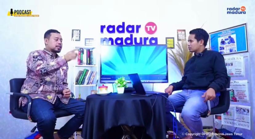 SINERGI: Anggota Komisi D DPRD Jawa Timur Harisandi Savari saat podcast bersama Wakabiro Moh Ali Mukhsin di Radar Madura TV beberapa waktu lalu.