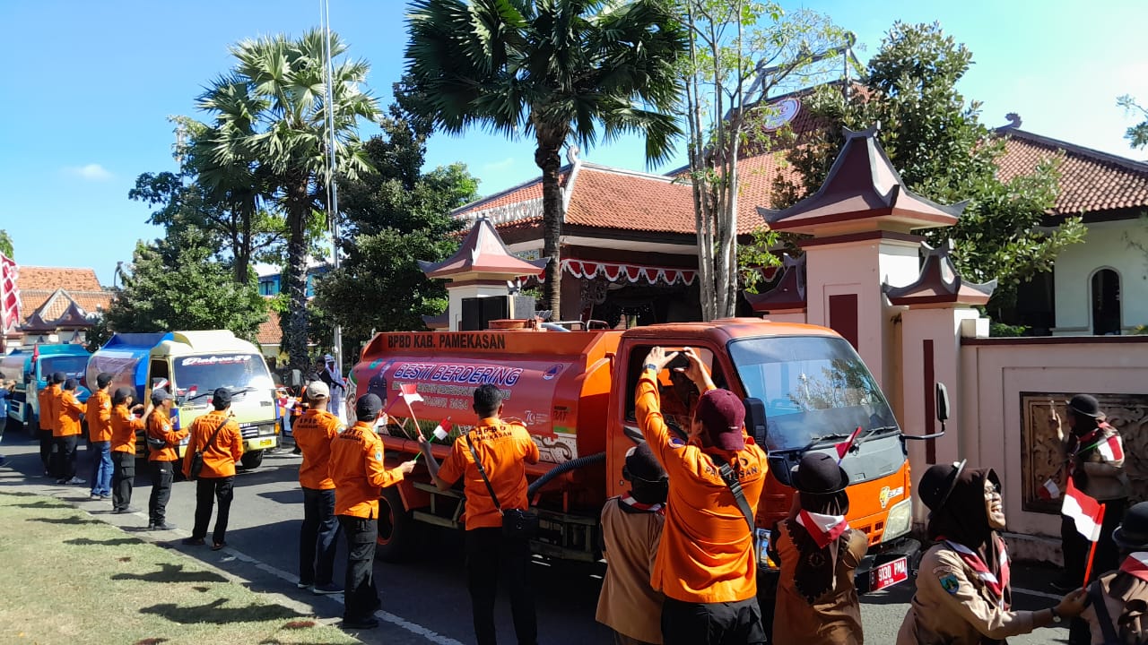 KEKERINGAN: Pelepasan armada air bersih di Pendopo Ronggosukowati beberapa waktu lalu.
