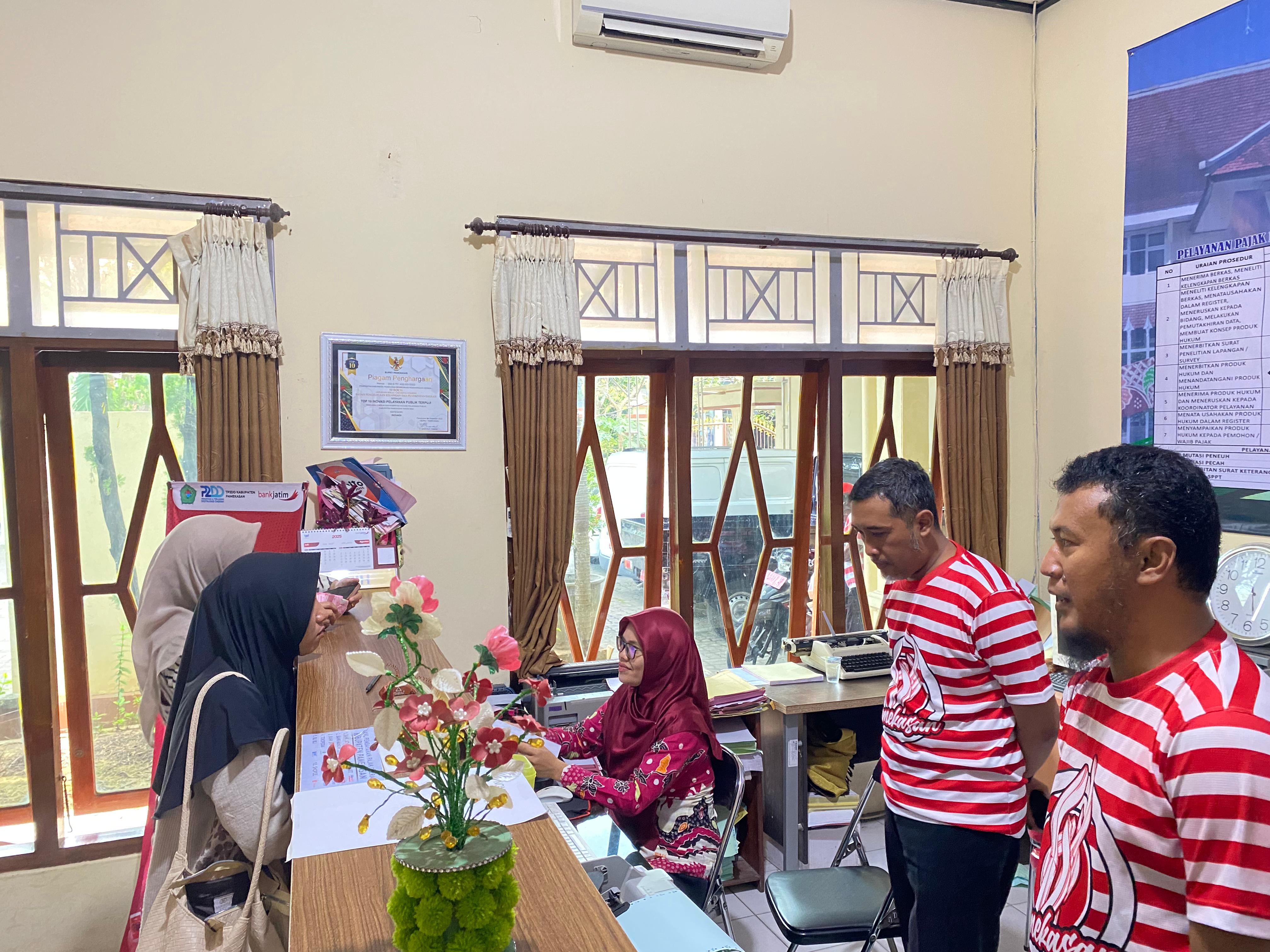 PENDAPATAN: Fungsional Penilai Pajak Ahli Muda Agus Setiawan (dua dari kanan) memantau pelayanan di kantor BPKPD Pamekasan, Kamis (3/7).