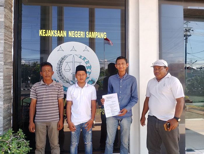 MENGADU: Anggota LSM Sekoci menunjukkan bukti laporan di Kejari Sampang Senin (7/7). (UBAIDILLAHIR RAIE/JPRM)