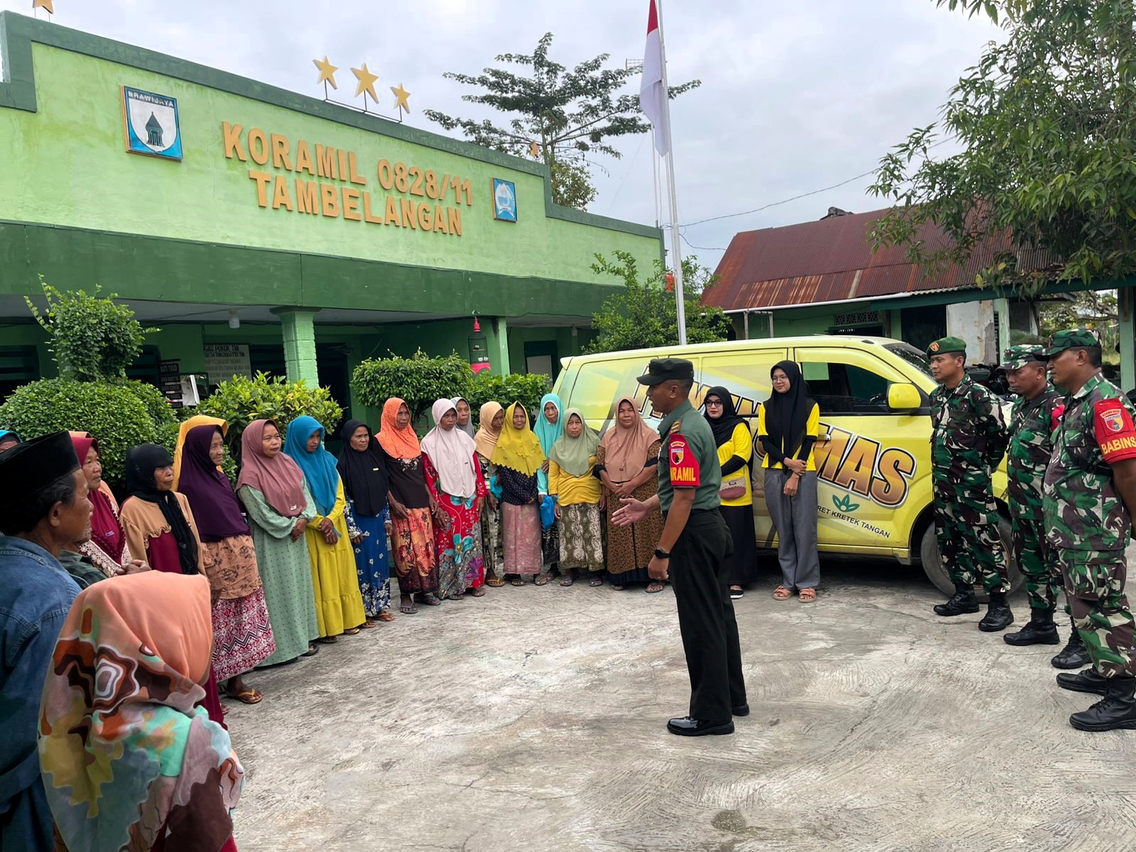 JUMAT BERKAH: Danramil 0828/11 Tambelangan Letda Inf Ali Murdani didampingi staf PR Payung Mas menyampaikan sambutan saat penyaluran bansos di kantor Koramil Tambelangan, Sampang, Jumat (4/7).