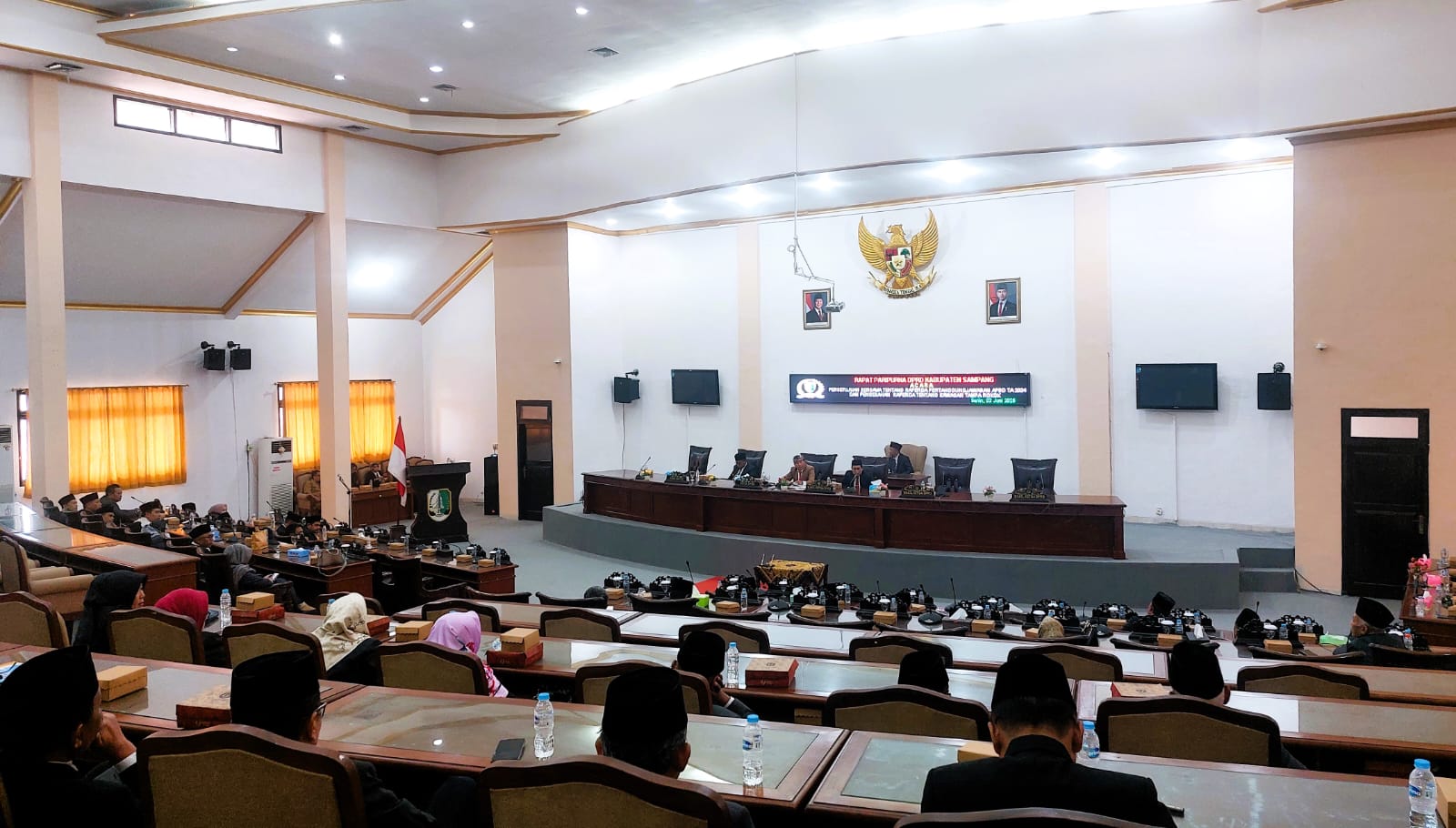 WAKIL RAKYAT: Sejumlah anggota legislatif mengikuti sidang paripurna di gedung DPRD Sampang, Senin (2/6).
