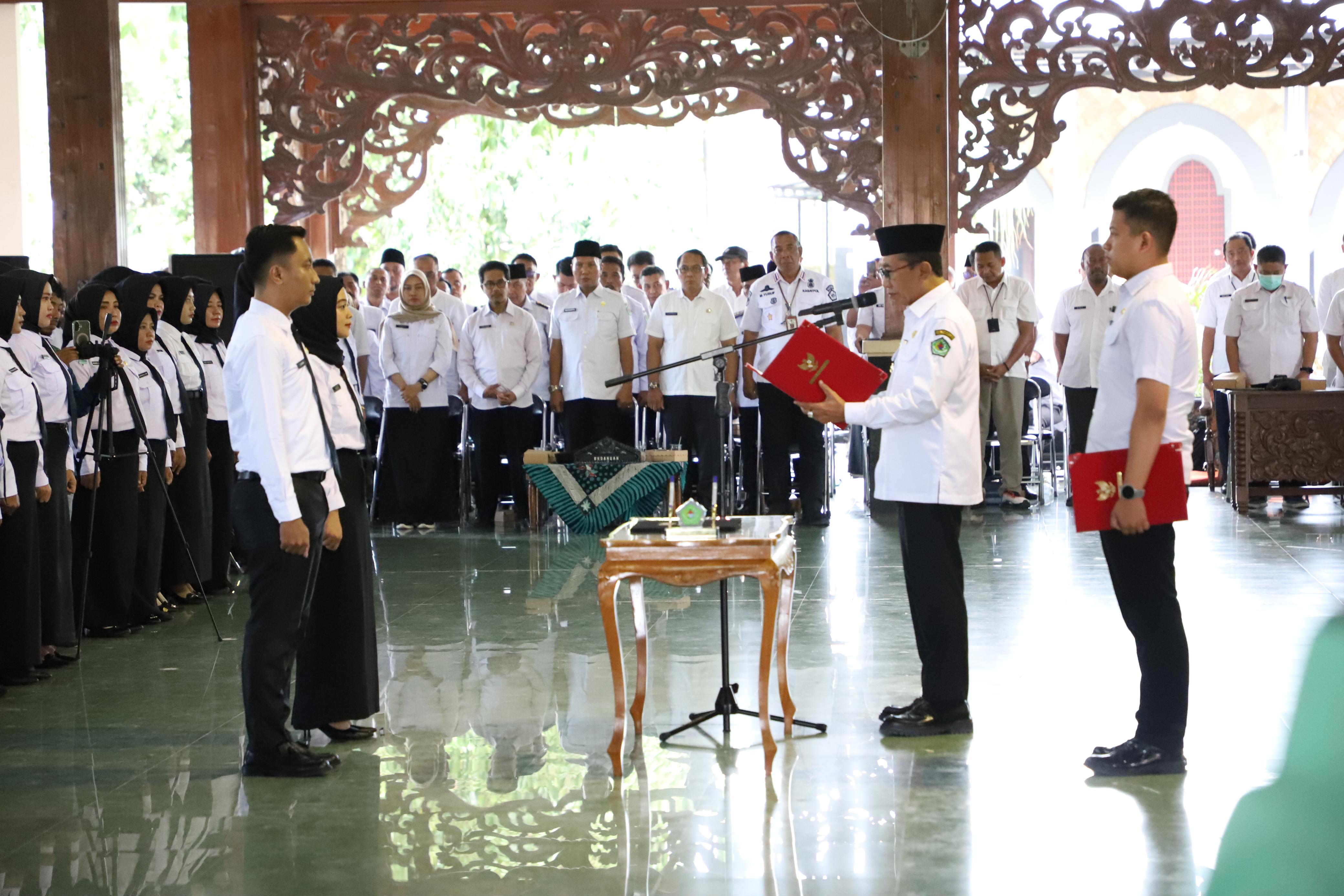 KEPEGAWAIAN: Bupati Pamekasan Kholilurrahman saat melantik ratusan PPPK tahap satu di Pendopo Ronggosukowati, Rabu (18/6).