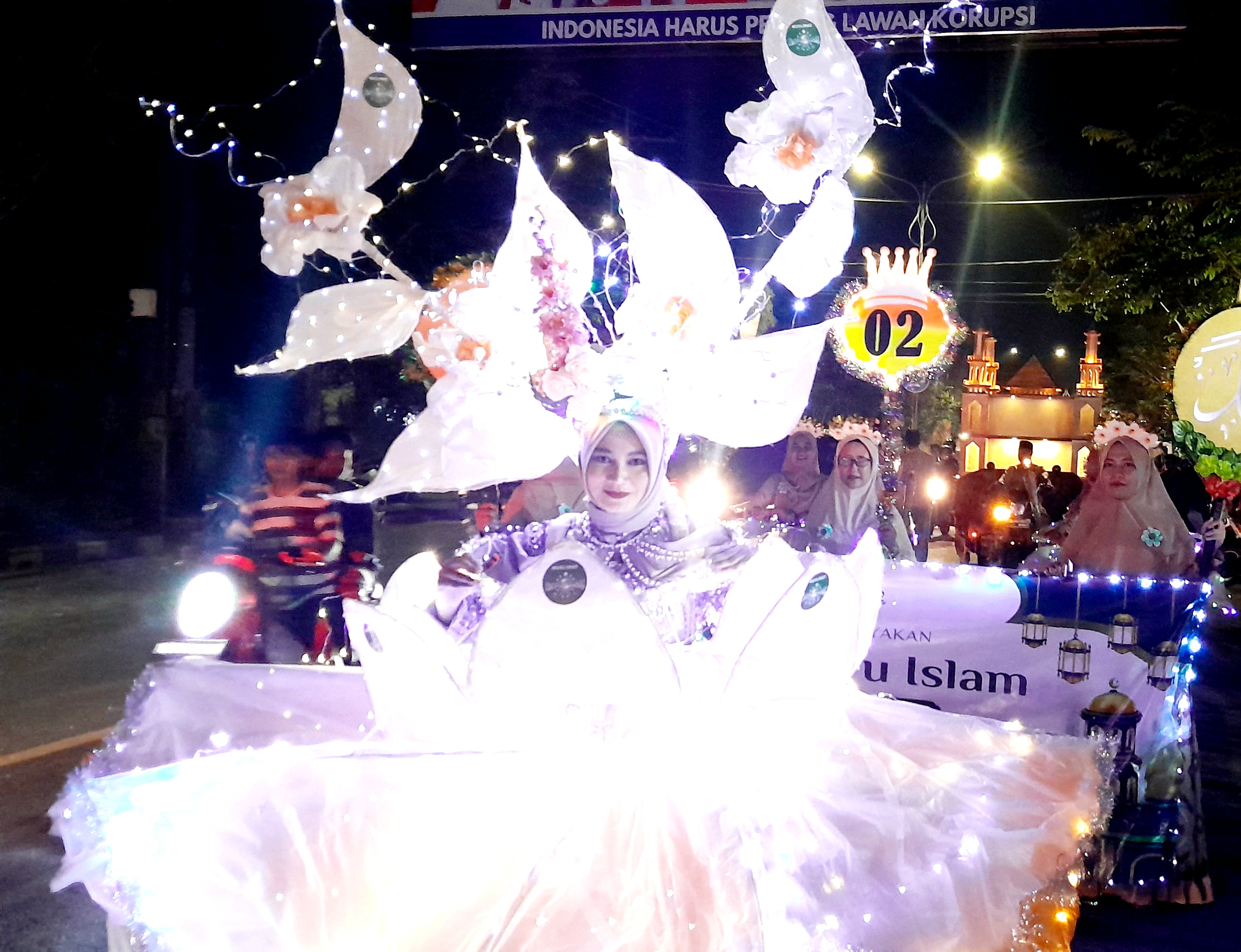 SEMARAK: Peserta antusias mengikuti pawai lampion menyambut perayaan 10 Muharam di Jalan Raya Ketengan, Kelurahan Tunjung, Burneh, Bangkalan, Sabtu (5/7) malam. (M. KHOLIL RAMLI/JPRM)