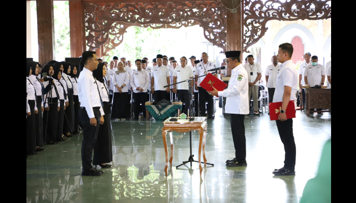KEPEGAWAIAN: Bupati Pamekasan Kholilurrahman saat melantik ratusan PPPK tahap satu di Pendopo Ronggosukowati, Rabu (18/6).