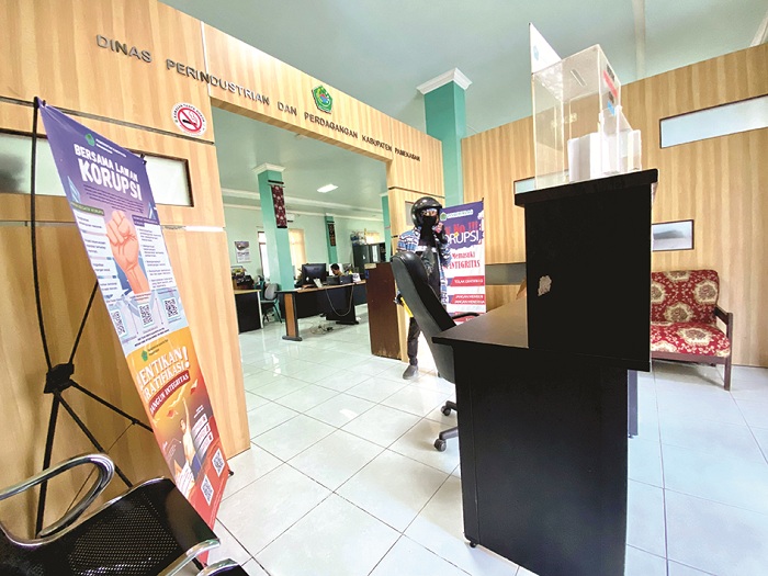JAM NORMAL: Pegawai berada di Kantor Disperindag Pamekasan Senin (7/7). (MOH. IQBAL AFGANI/JPRM)
