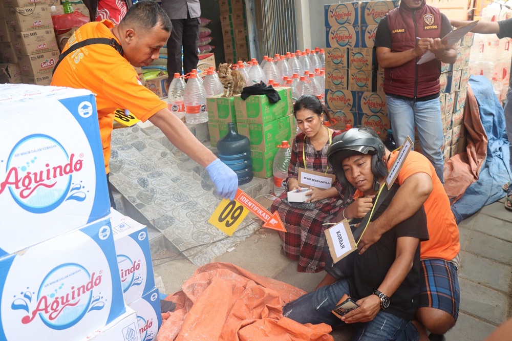 TITIK TERANG: Polisi melakukan reka adegan di toko milik pelaku di Jalan Raya Teja, Kecamatan Pamekasan, Kamis (3/7).