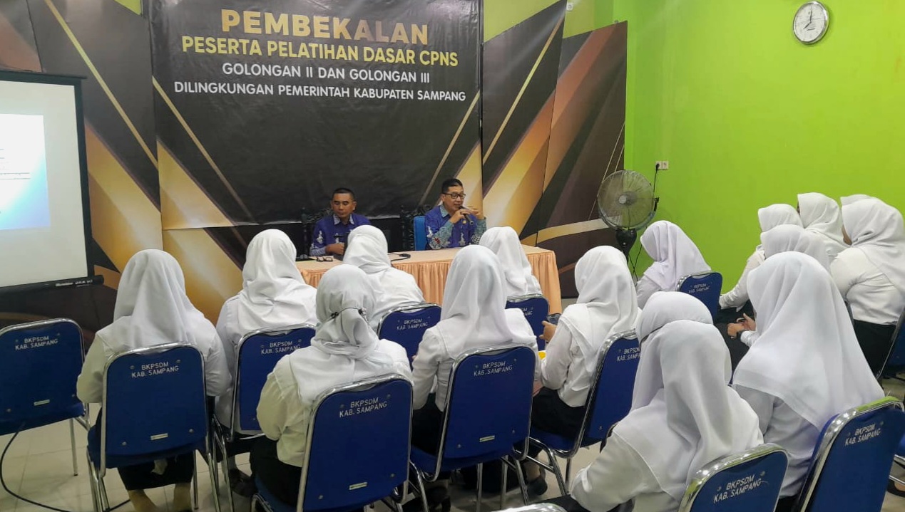 HARUS FOKUS: Sejumlah calon pegawai negeri sipil mengikuti acara pembekalan di kantor BKPSDM Sampang, Kamis (3/7).