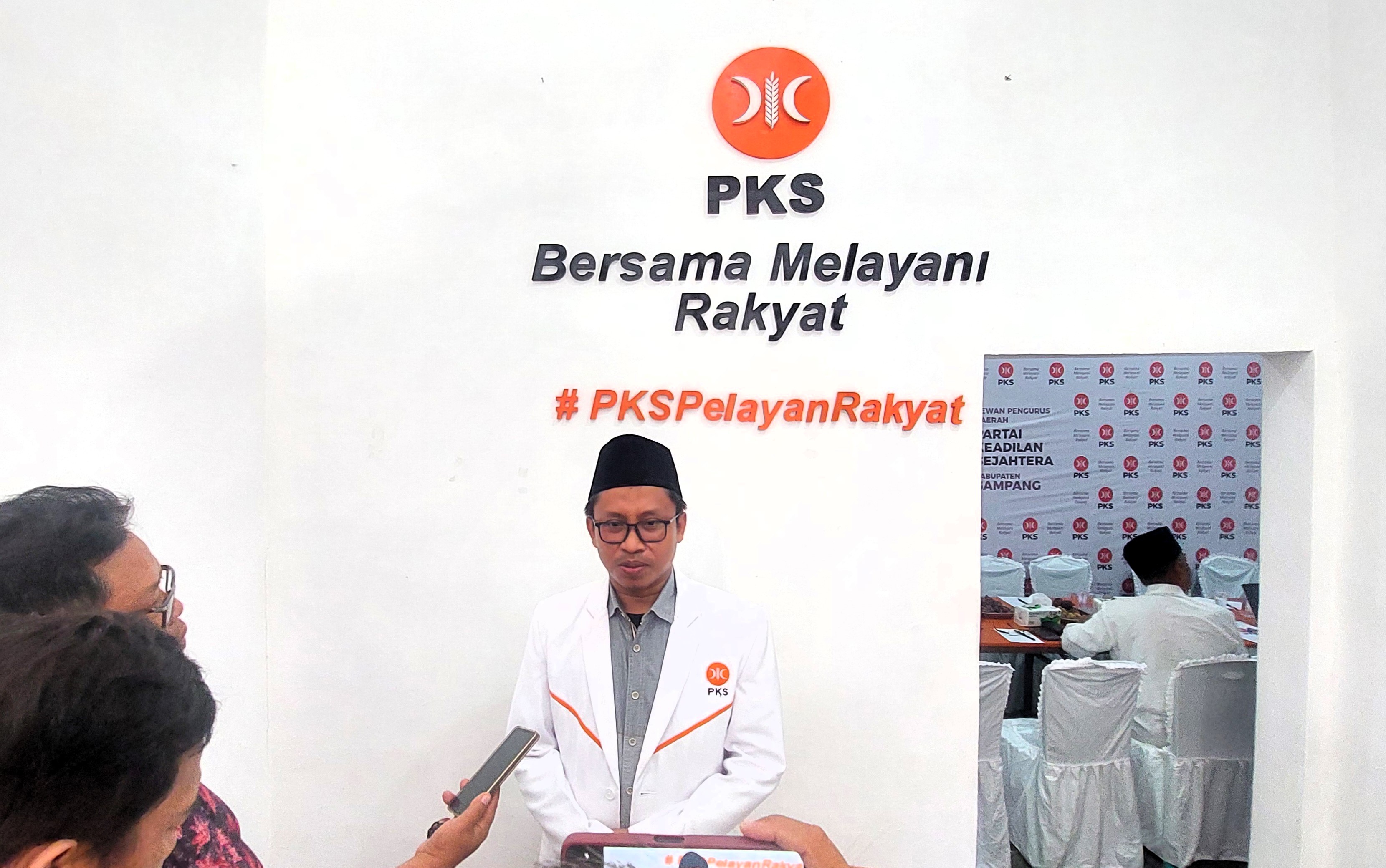 OPTIMISTIS: Ketua DPD Partai Keadilan Sejahtera (PKS) Sampang Mahfud memberikan keterangan pers di kantornya Senin (3/6/2024).