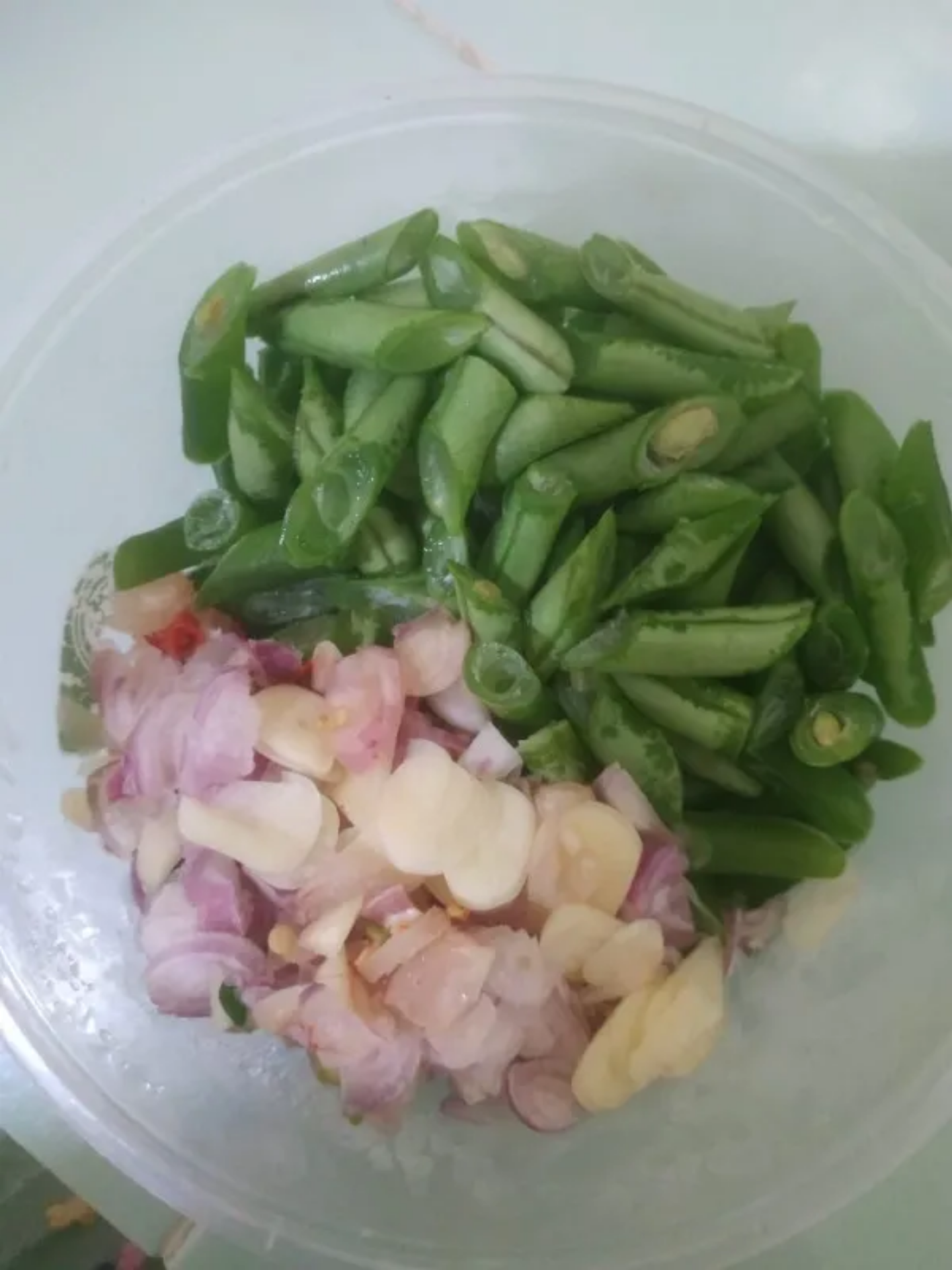 Bahan untuk membuat tumis buncis bawang putih yang sederhana.
