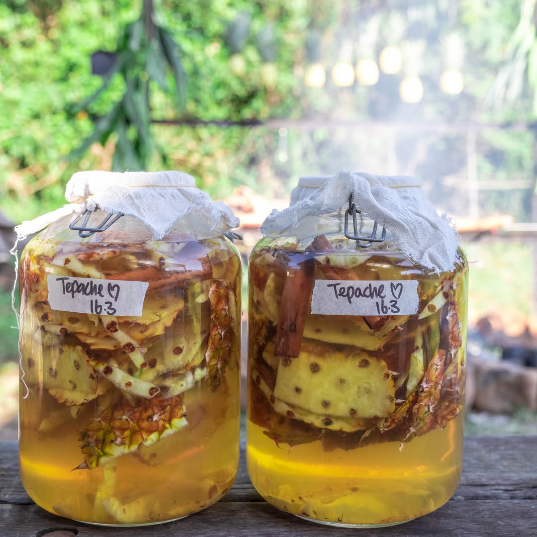 Ikuti langkah-langka ini untuk membuat Tepache dari kulit nanas yang enak