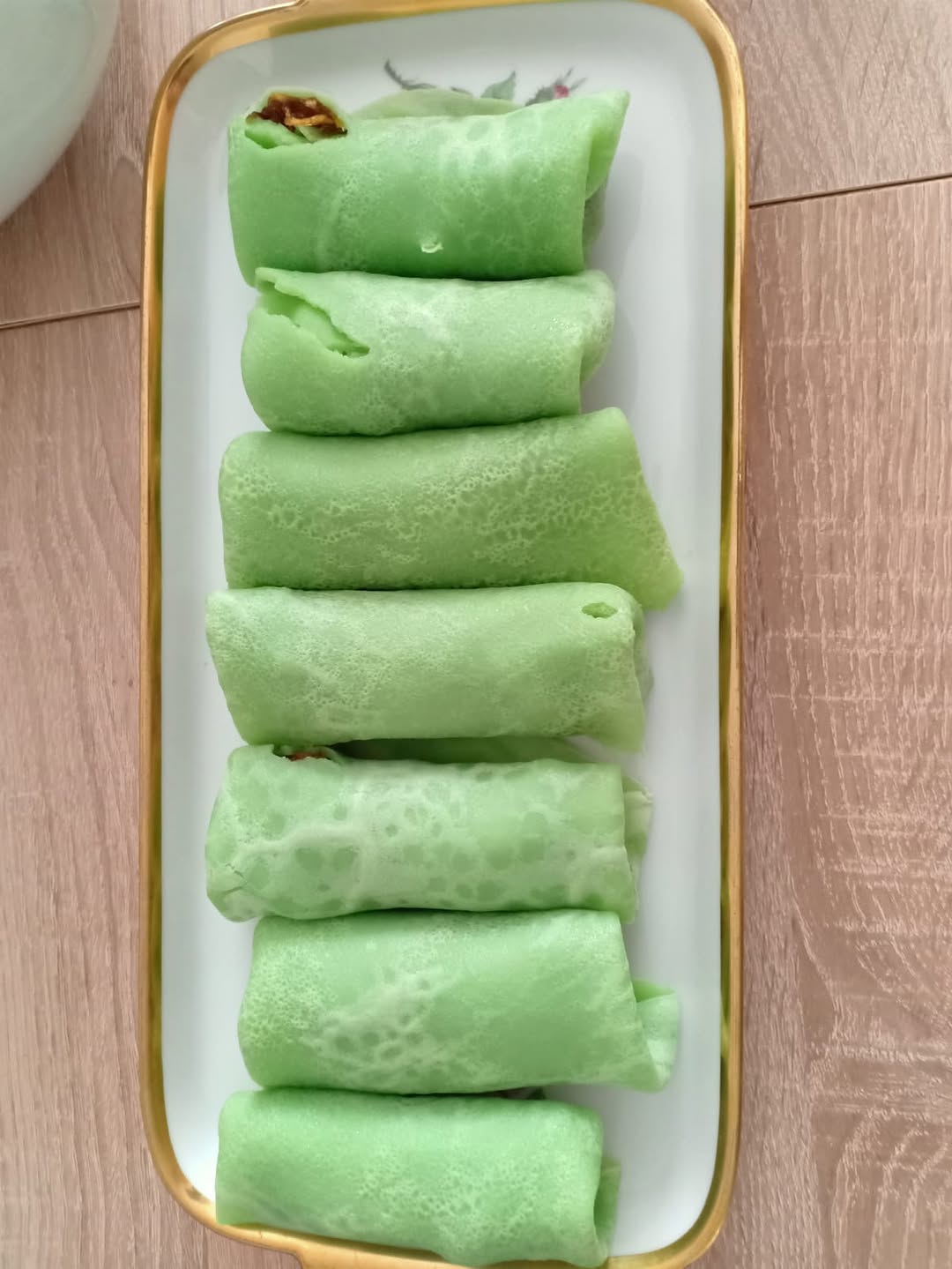 Biginilah cara mudah membuat dadar gulung isi kelapa dan pisang yang pasti enak.