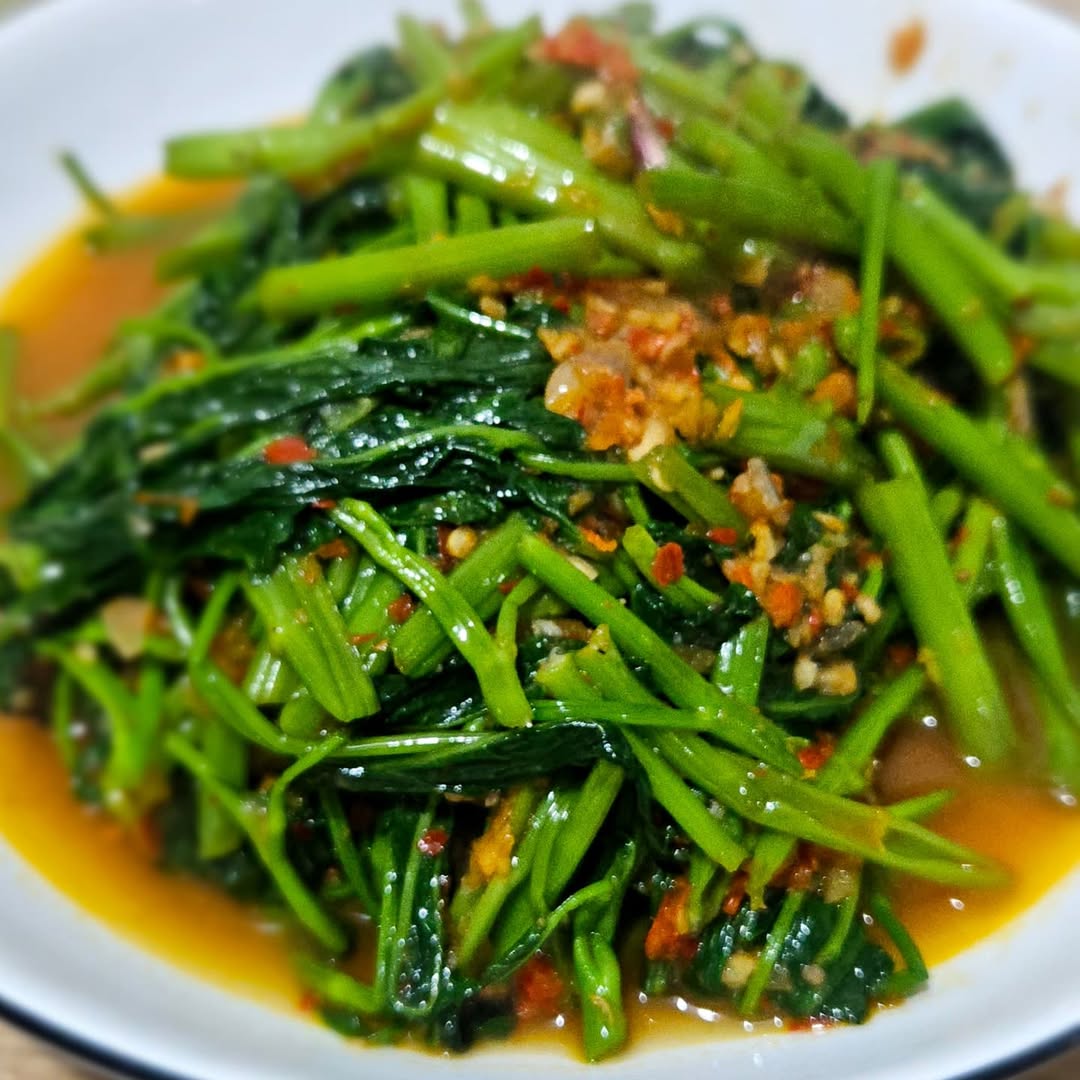 coba deh masak tumis kangkung yang simpel dan enak ini buat makan malam