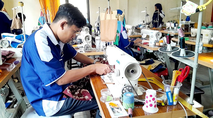 MATANGKAN SKILL: Sejumlah peserta mengikuti pelatihan desain menjahit di BLK Bangkalan Senin (7/7). (M. KHOLIL RAMLI/JPRM)