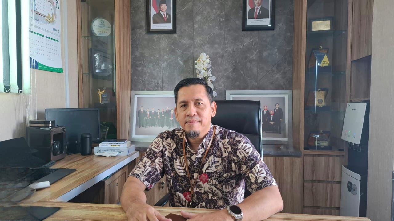 BERI KETERANGAN : Kepala BPJS Kesehatan Cabang Pamekasan, Nuzuludin Hasan menegaskan jika tidak ada pembatasan durasi rawat inap.