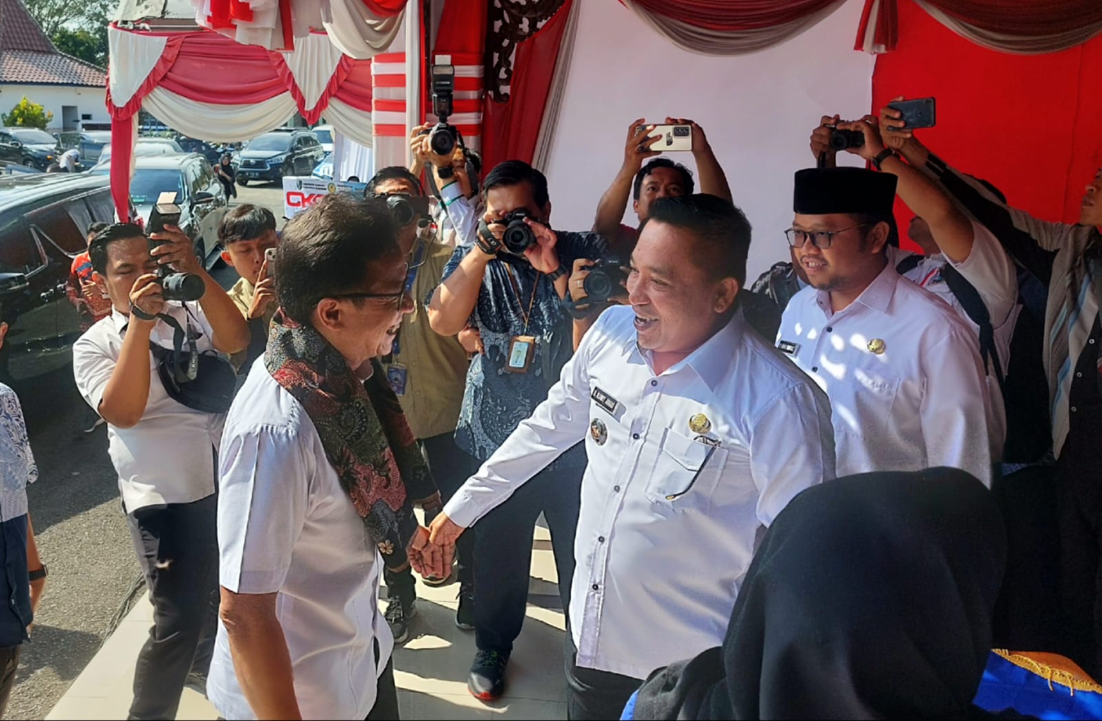 AKRAB: Bupati Sampang Slamet Junaidi didampingi wakilnya Ahmad Mahfudz menyambut kedatangan Menteri Kesehatan RI Budi Gunadi Sadikin (kanan) di pendopo Trunojoyo Sampang, Selasa (8/7)