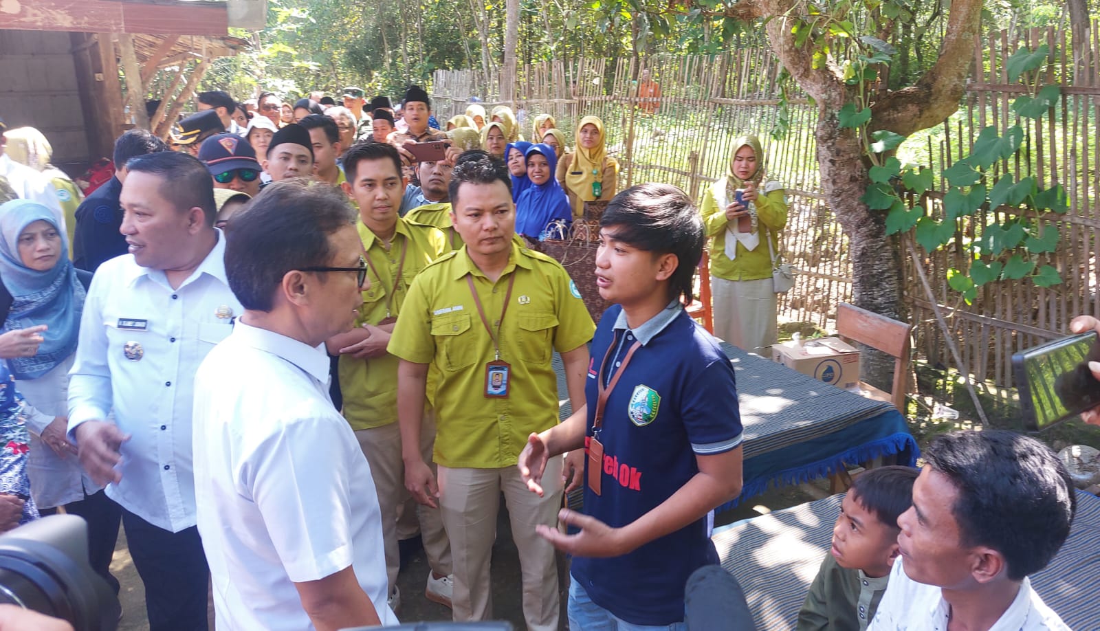 PEDULI: Menteri Kesehatan RI Budi Gunadi Sadikin (kiri depan) menyapa penderita kusta di Desa Pamolaan, Kecamatan Camplong, Sampang, Selasa (8/7)