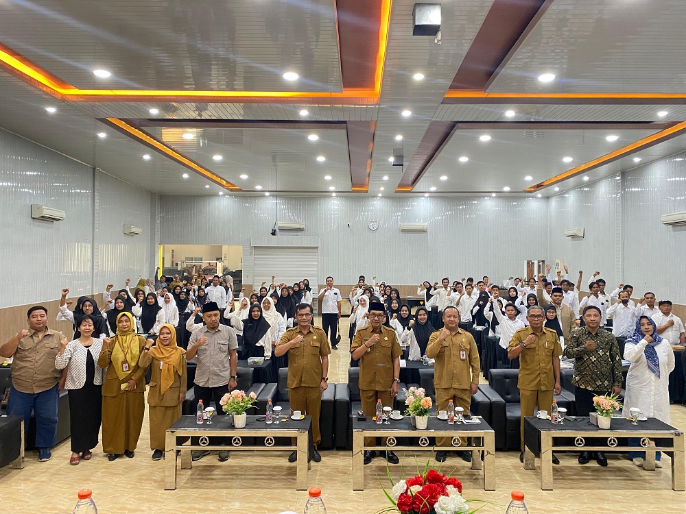 ANTUSIAS: Bupati Pamekasan Kholilurrahman didampingi pimpinan OPD berfoto bersama dengan peserta pelatihan di Hotel Cahaya Berlian, Pamekasan, kemarin.